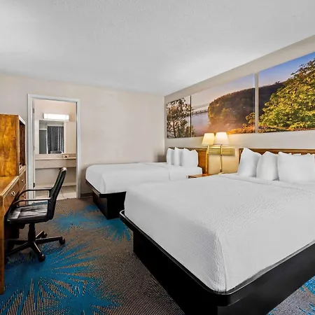 Days Inn By Wyndham Dubuque-2
