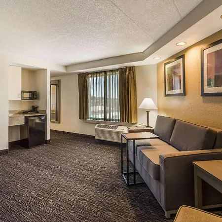 Quality Suites Milwaukee Airport-2