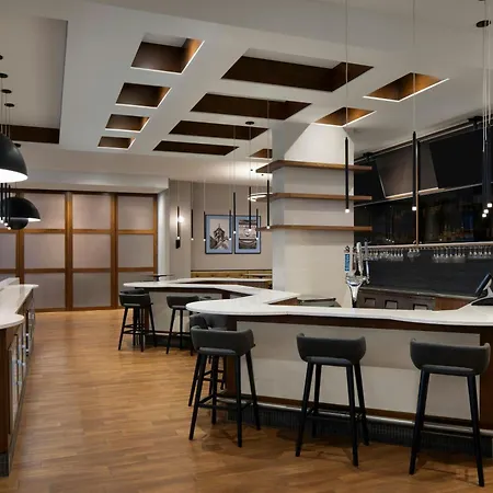 Courtyard By Marriott Montreal Airport-3
