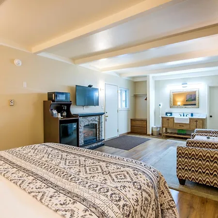 Glenwood Springs Cedar Lodge-2