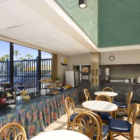 Days Inn By Wyndham Panama City Beach Beachfront Resort-2