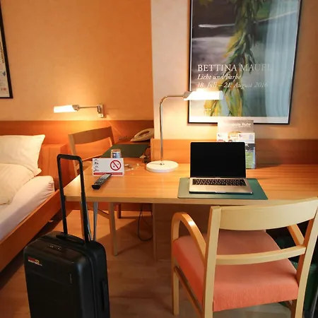 An der Persiluhr Stadt-gut-Hotel-3