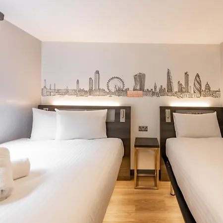 Easyhotel Victoria-3