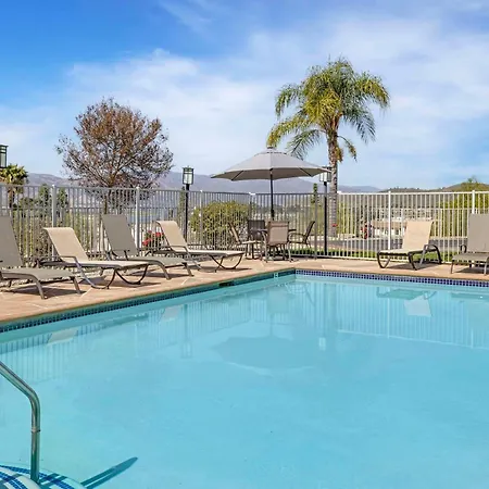 Best Western Plus Lake Elsinore Inn & Suites-3