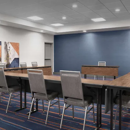Hampton Inn & Suites Williston-2