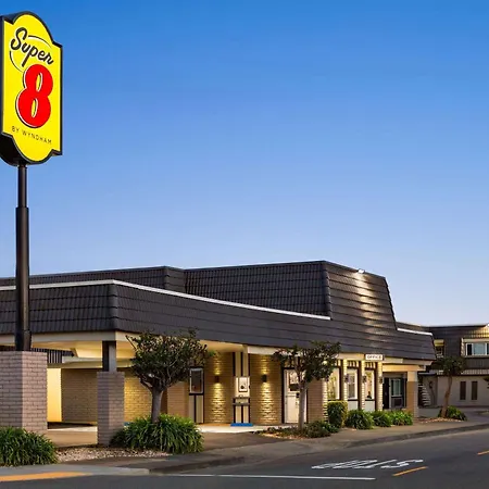 Super 8 By Wyndham Eureka-3
