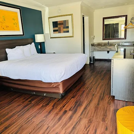 Baymont By Wyndham Bakersfield-2