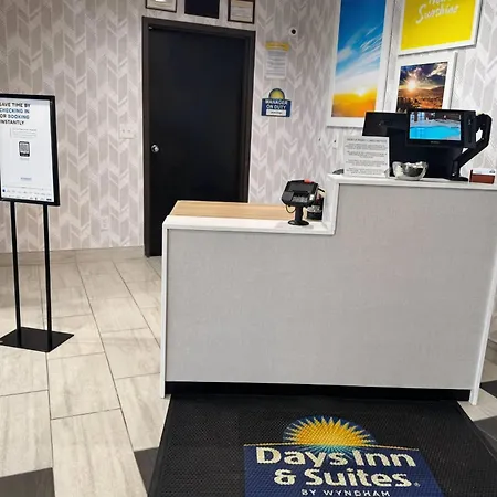Days Inn & Suites By Wyndham Wausau-3