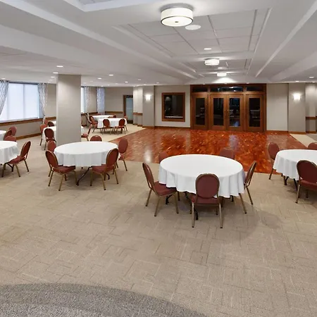 Ramada By Wyndham Milwaukee-2