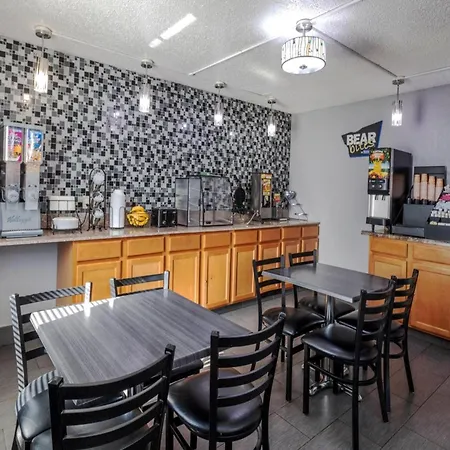 Travelodge By Wyndham Muskegon-3