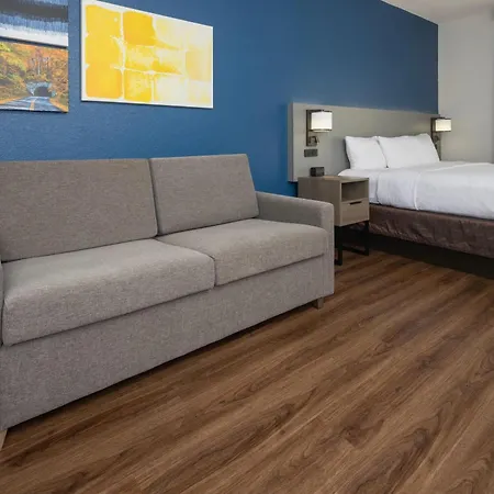 Comfort Suites Outlet Center-3