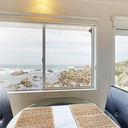 Relaxing Oceanfront Retreat With Hot Tub-2