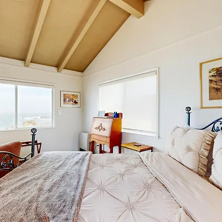 Relaxing Oceanfront Retreat With Hot Tub-3