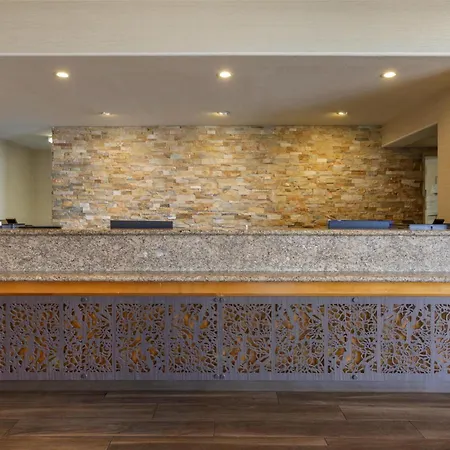 Best Western Plus A Wayfarer'S Inn & Suites-2