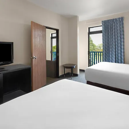 Days Inn By Wyndham Mackinaw City - Bridgeview Area-3