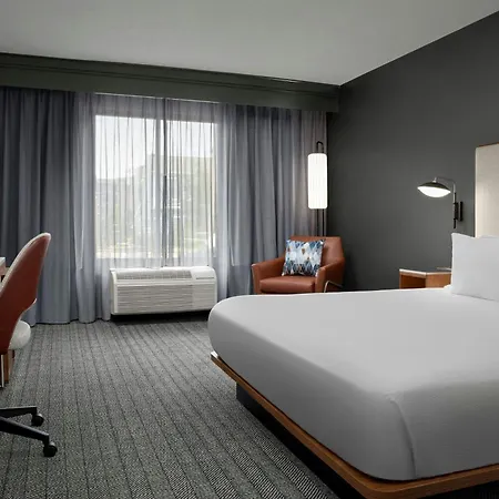 Courtyard By Marriott Bloomington-3