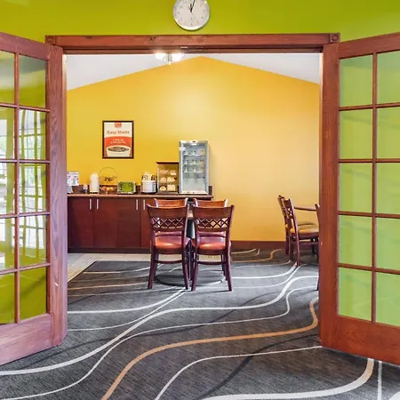 Econo Lodge Inn & Suites Eau Claire South-3