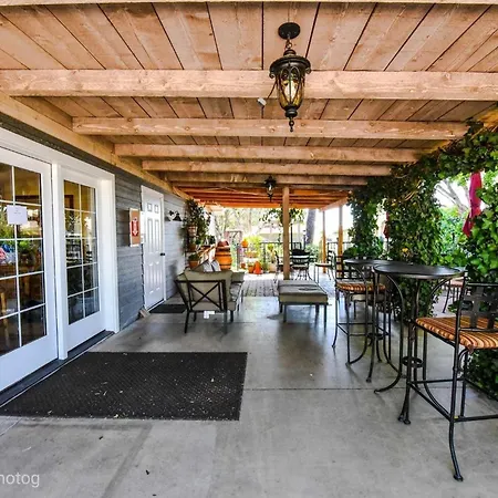 Sky Ranch Lodge-2
