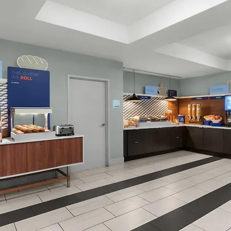 Holiday Inn Express Hotel & Suites Marina By Ihg-3