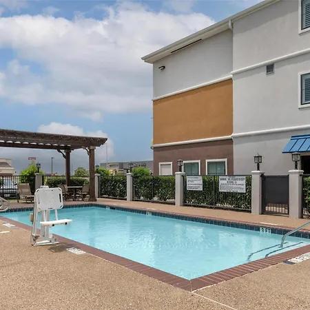 Best Western Plus Denton Inn & Suites-2