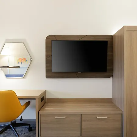 Holiday Inn Express Dallas Market Center By Ihg-2