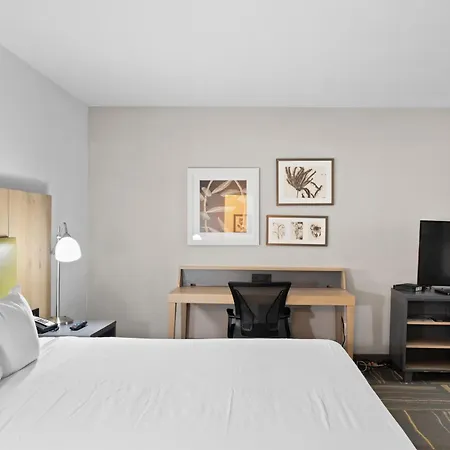Greentree Inn & Suites Phoenix Sky Harbor-3
