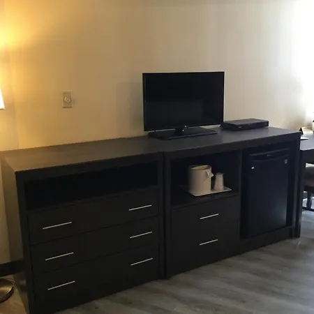Econo Lodge Metro-3