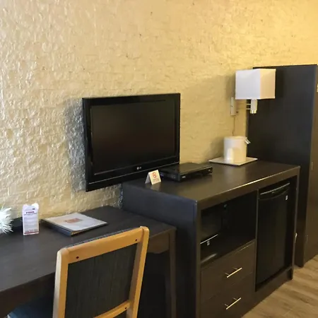 Econo Lodge Metro-2