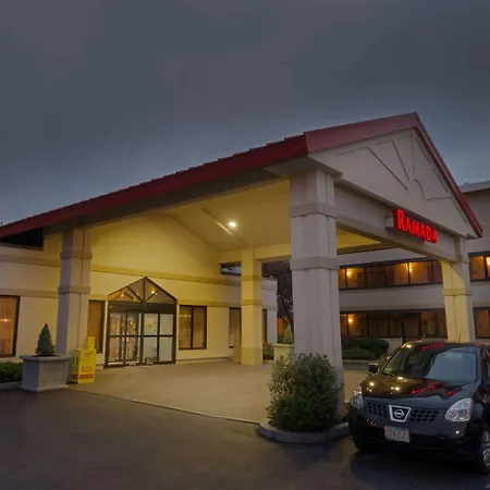 Ramada By Wyndham Boston-3