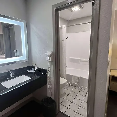 Days Inn & Suites By Wyndham - Canton First Monday Trade Days-3