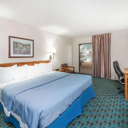 Days Inn By Wyndham Kirksville-2