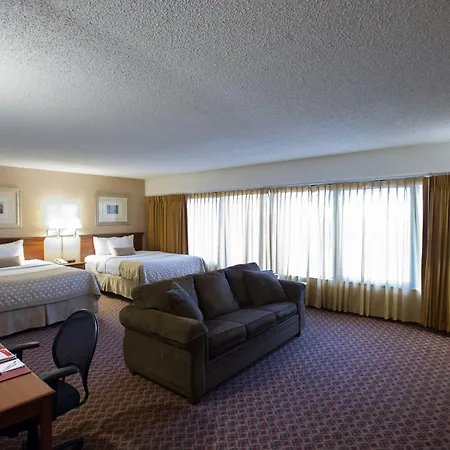 Ramada By Wyndham Topeka Downtown Hotel & Convention Center-2