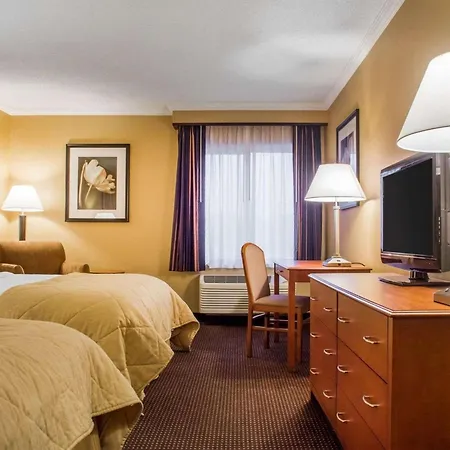 Clarion Hotel & Suites Riverfront-2