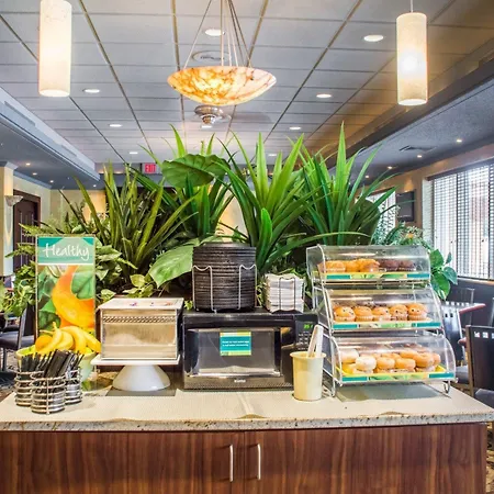 Clarion Hotel & Suites Riverfront-3
