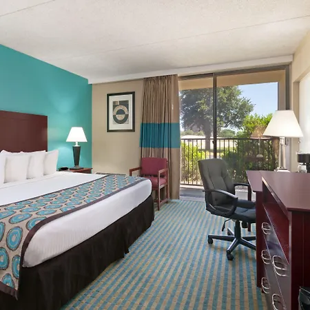 Howard Johnson By Wyndham Arlington Ballpark / Six Flags-3