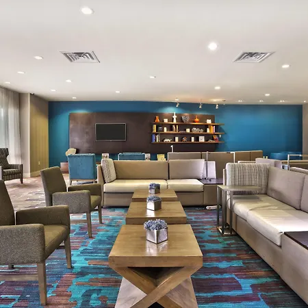 Courtyard By Marriott Gulfport Beachfront-3
