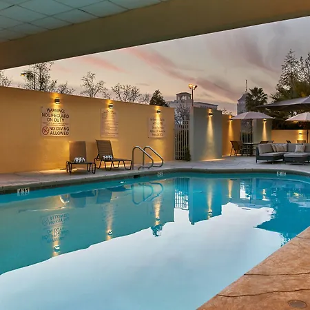 Doubletree By Hilton Fresno Convention Center-2