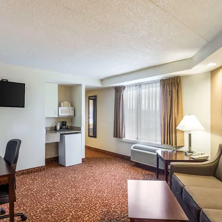 Quality Suites Milwaukee Airport-3