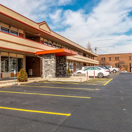 Econo Lodge Zanesville-3