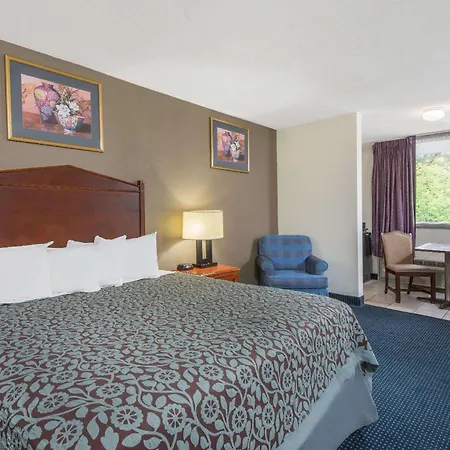 Days Inn By Wyndham Arlington Pentagon-3