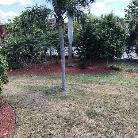 Travelodge By Wyndham Fort Myers North-3