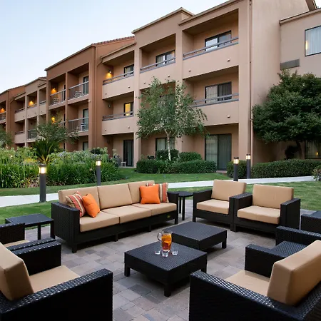 Courtyard By Marriott Bakersfield-3