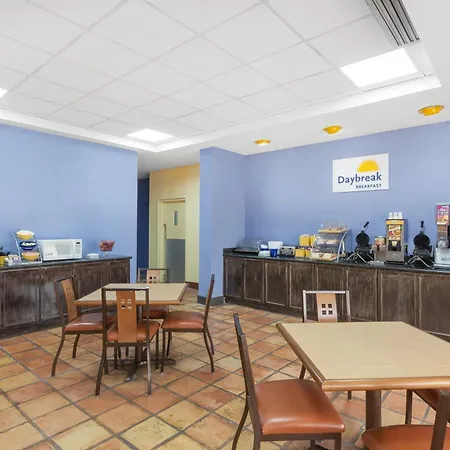 Days Inn By Wyndham Uvalde-2