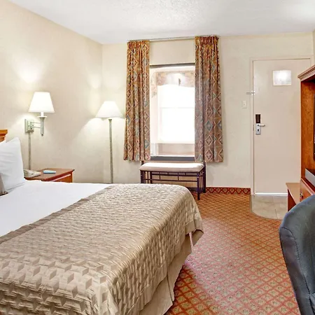 Ramada By Wyndham West Memphis-3