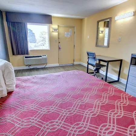 Econo Lodge At Military Circle-3