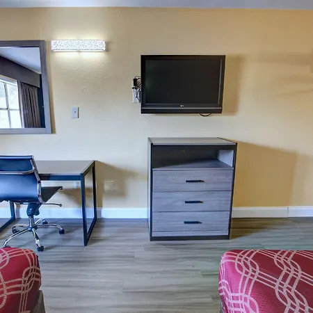 Econo Lodge At Military Circle-2