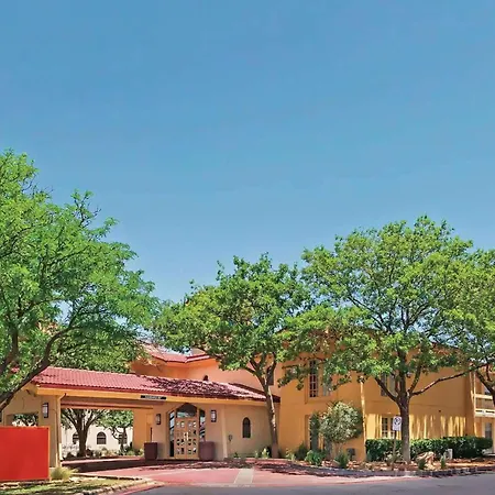 Baymont By Wyndham Lubbock - Downtown Civic Center-3