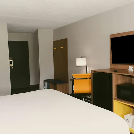 Days Inn By Wyndham Farmville-3
