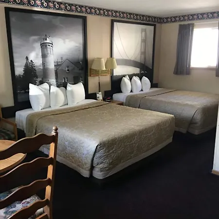 Super 8 Beachfront By Wyndham Mackinaw City, Mi-3