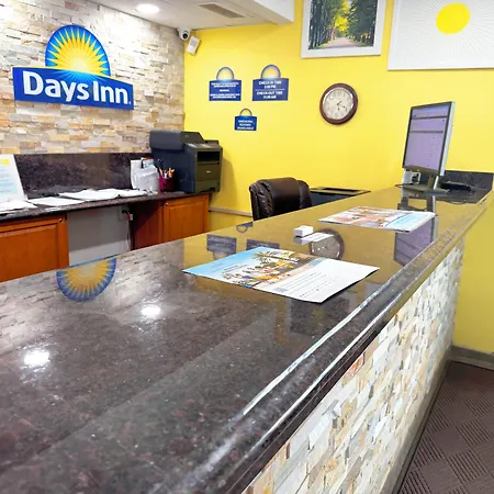 Days Inn By Wyndham Mason City-2